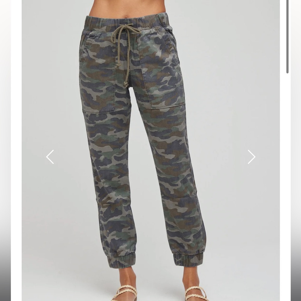 Anthropologie cloth & stone vintage camo pocket jogger. Size XS.